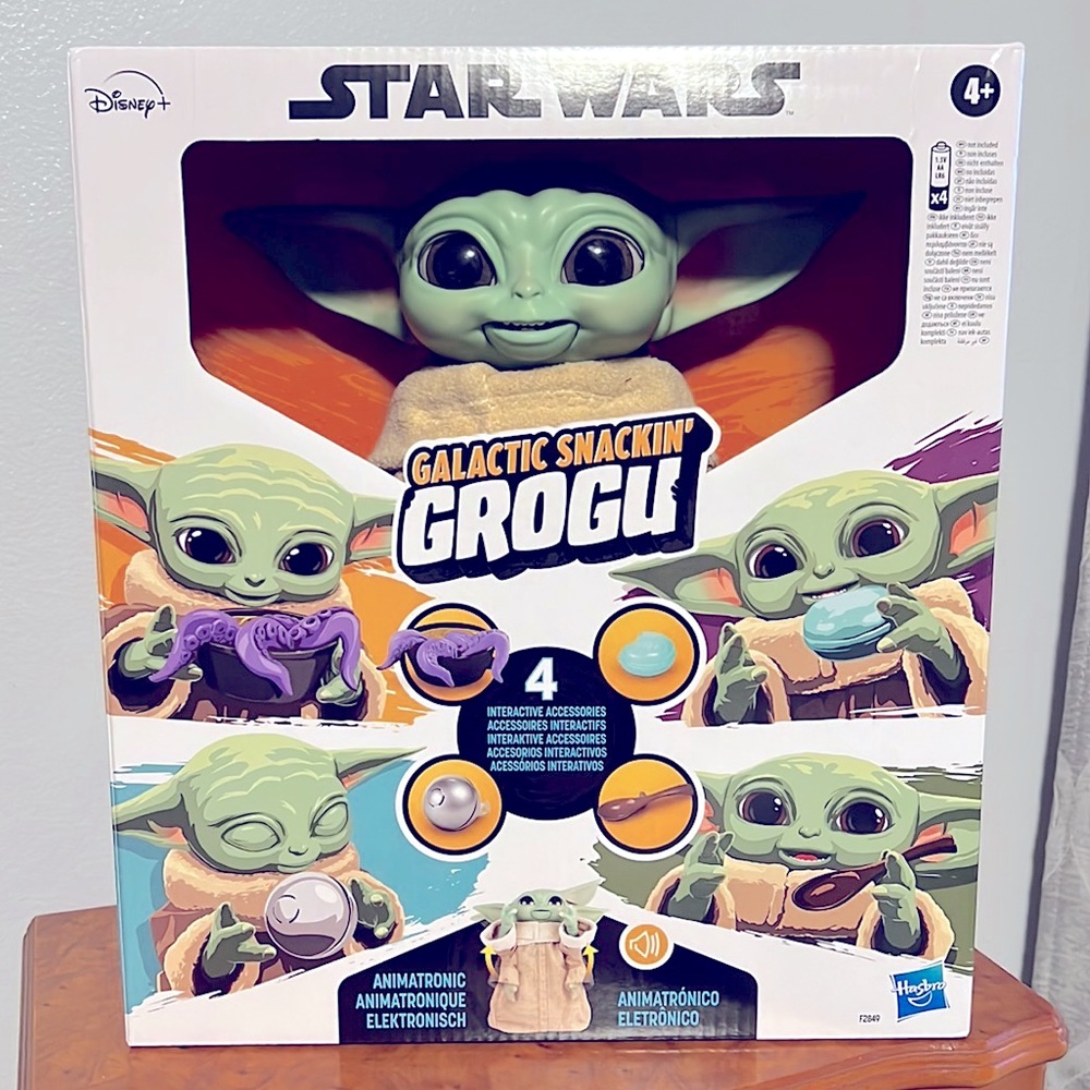 Star Wars The Mandalorian Galactic Snackin' Grogu